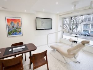 Salle de soins équipée du système TV Mindset pour l'information patient au Cabinet dentaire de la Paix à Strasbourg